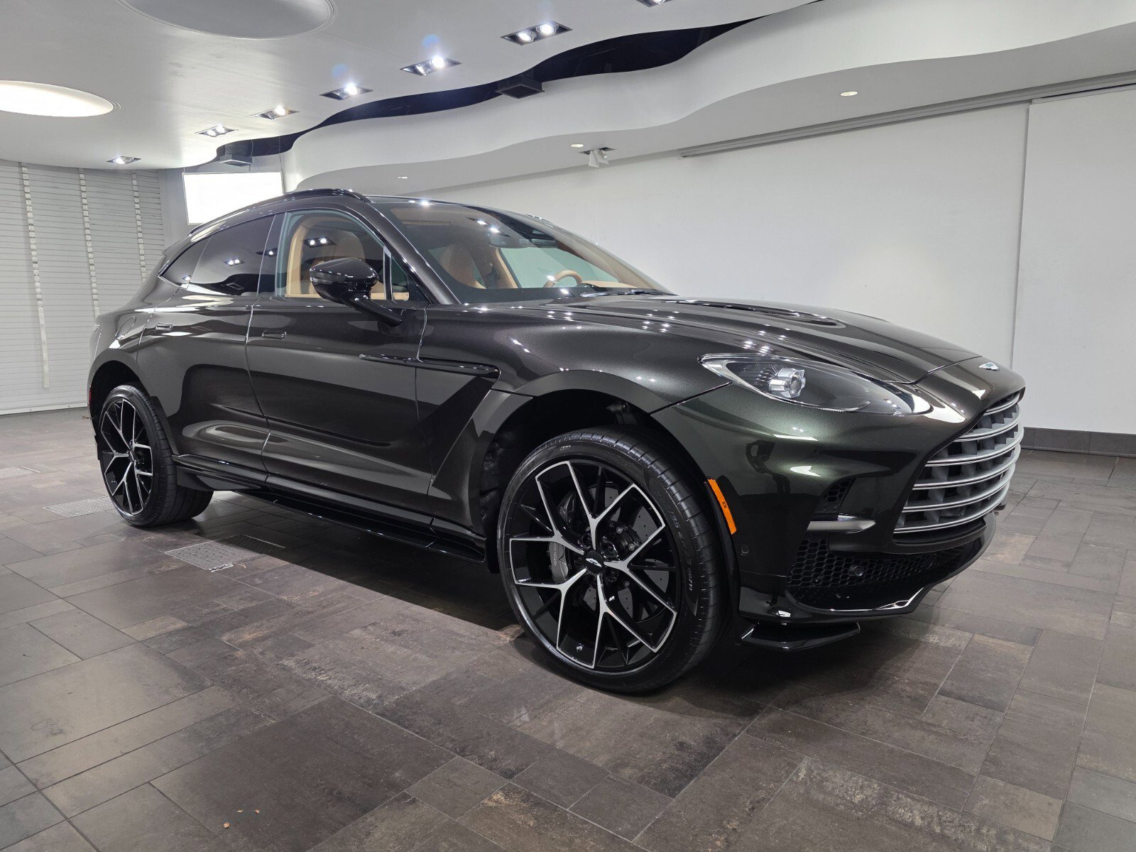 Used 2026 Aston Martin DBX 707 image 1
