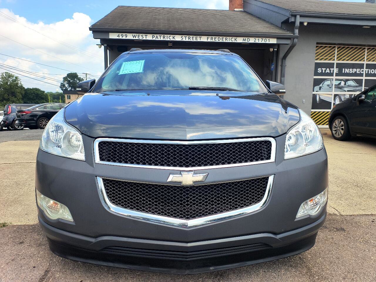 Used 2010 Chevrolet Traverse LT image 2