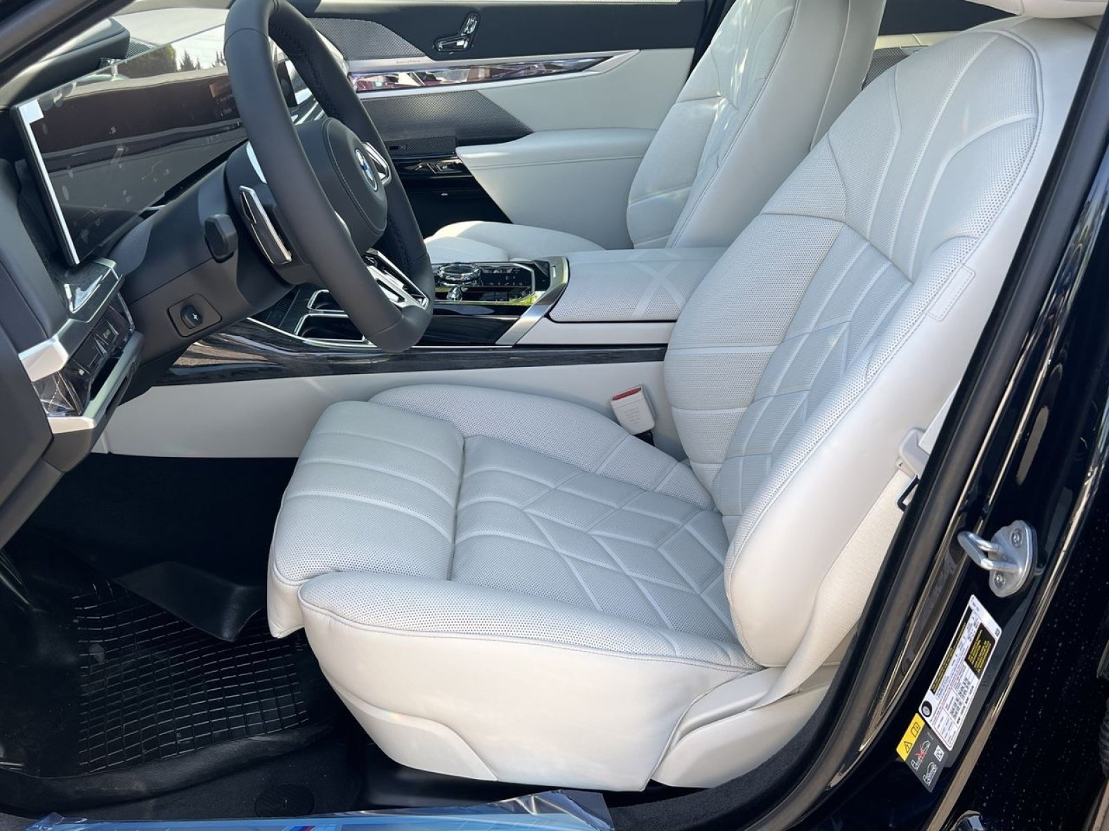 New 2025 BMW i7 eDrive50 w/ Executive Package RWD image 18
