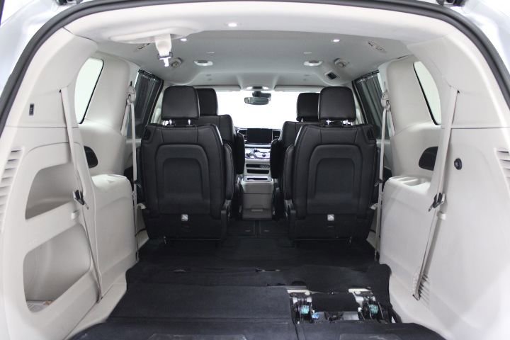 Used 2024 Chrysler Pacifica Touring-L image 14