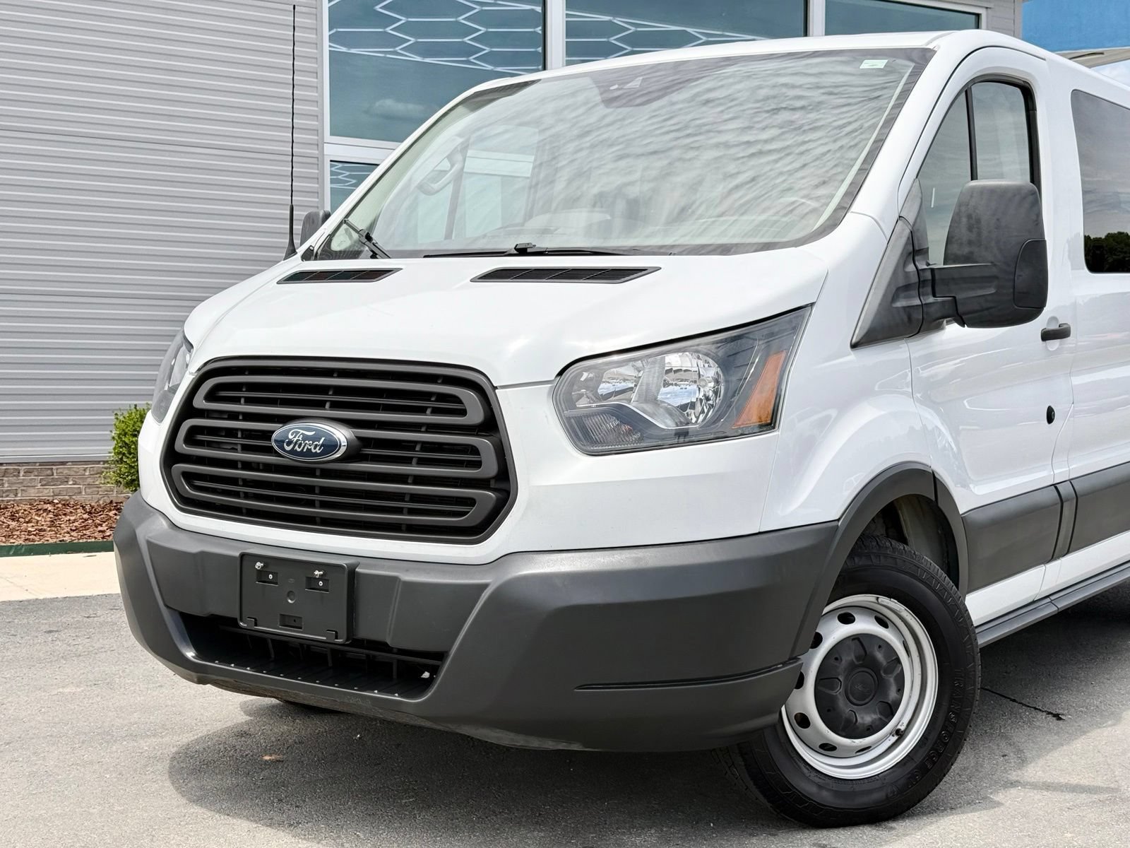 Used 2018 Ford Transit 150 XL RWD image 4