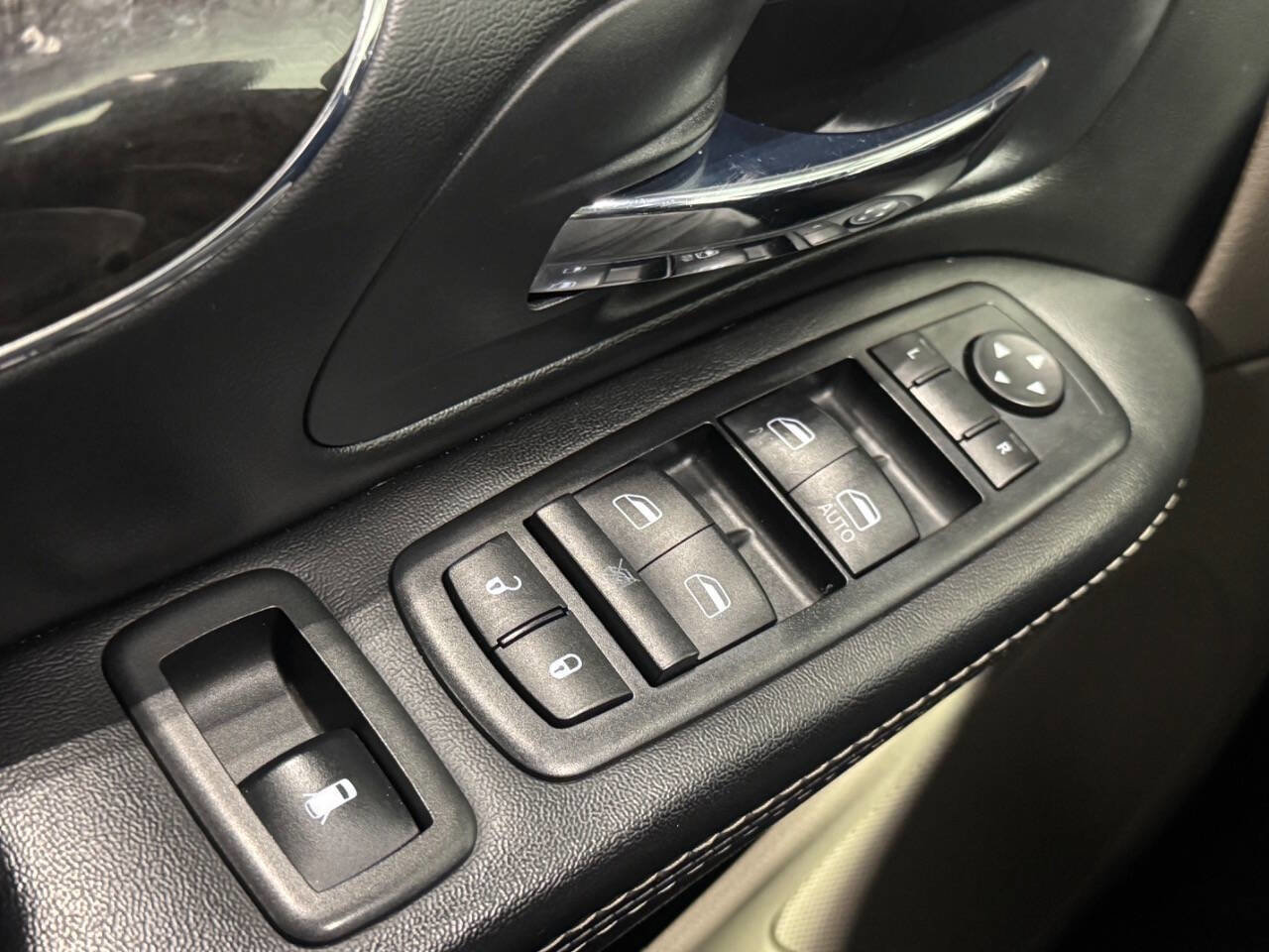 Used 2015 Chrysler Town & Country Touring-L w/ Driver Convenience Group image 32