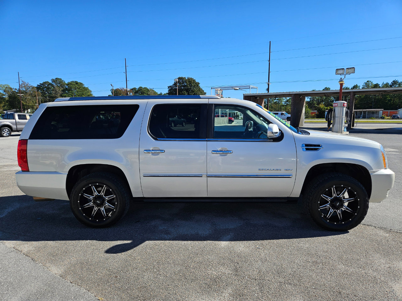 Used 2011 Cadillac Escalade ESV Premium image 7