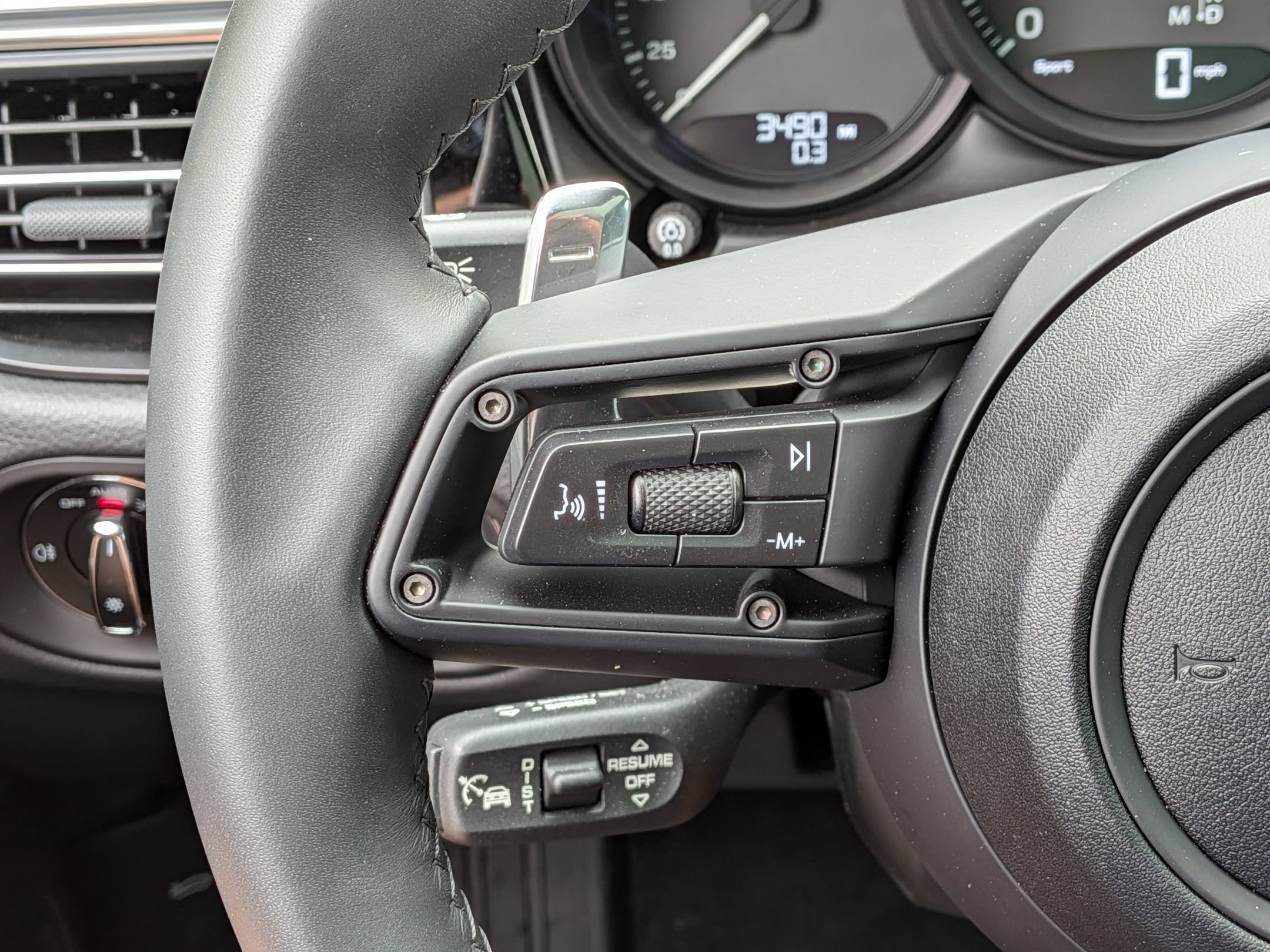 Certified 2025 Porsche Macan Turbo AWD/4WD image 9