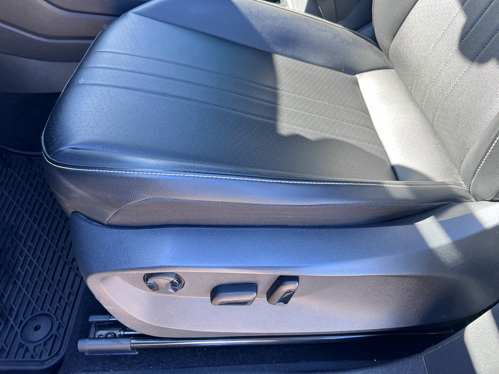 Used 2023 Volkswagen Tiguan SE R-Line image 18