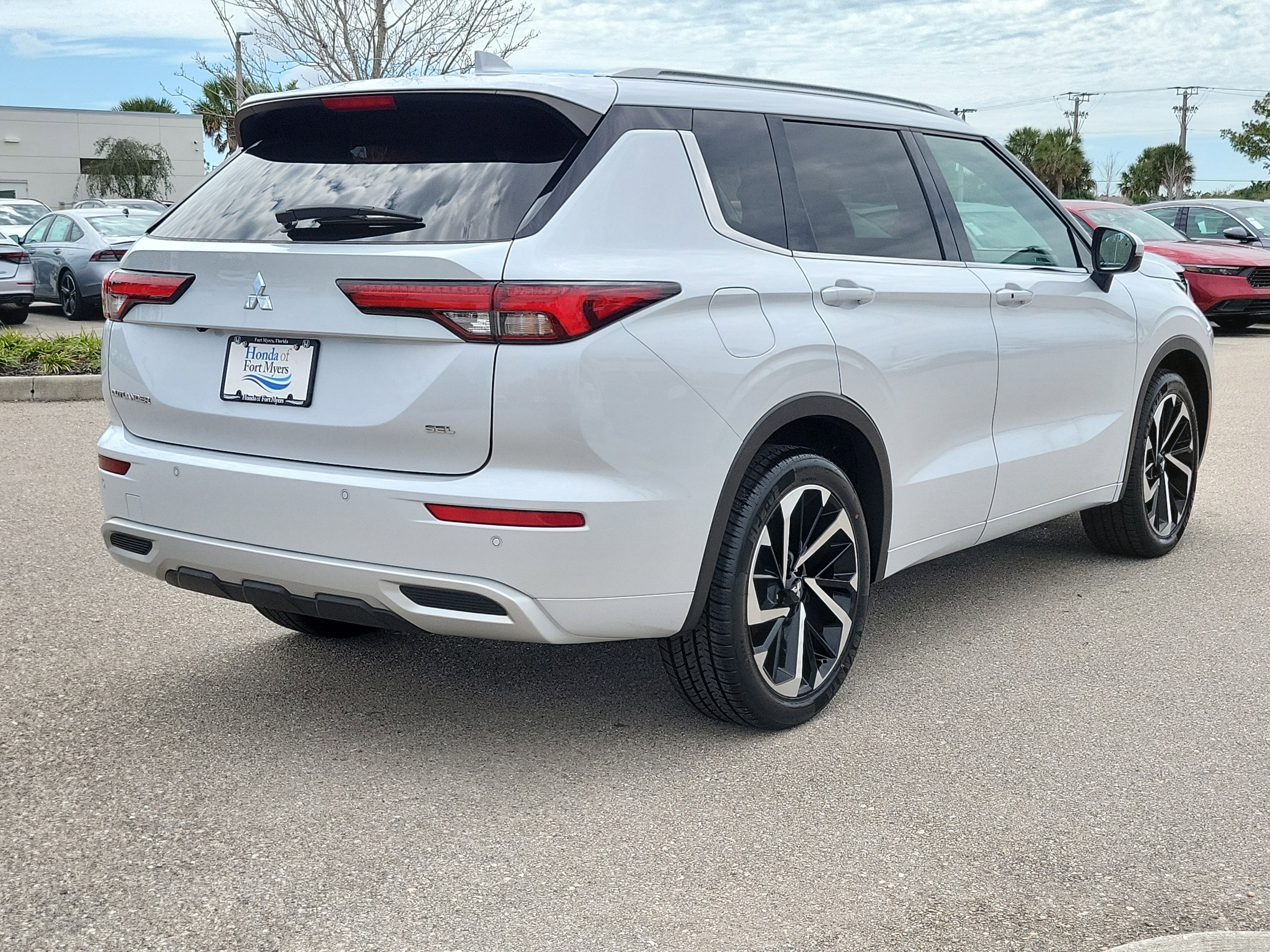 Used 2023 Mitsubishi Outlander SEL image 6