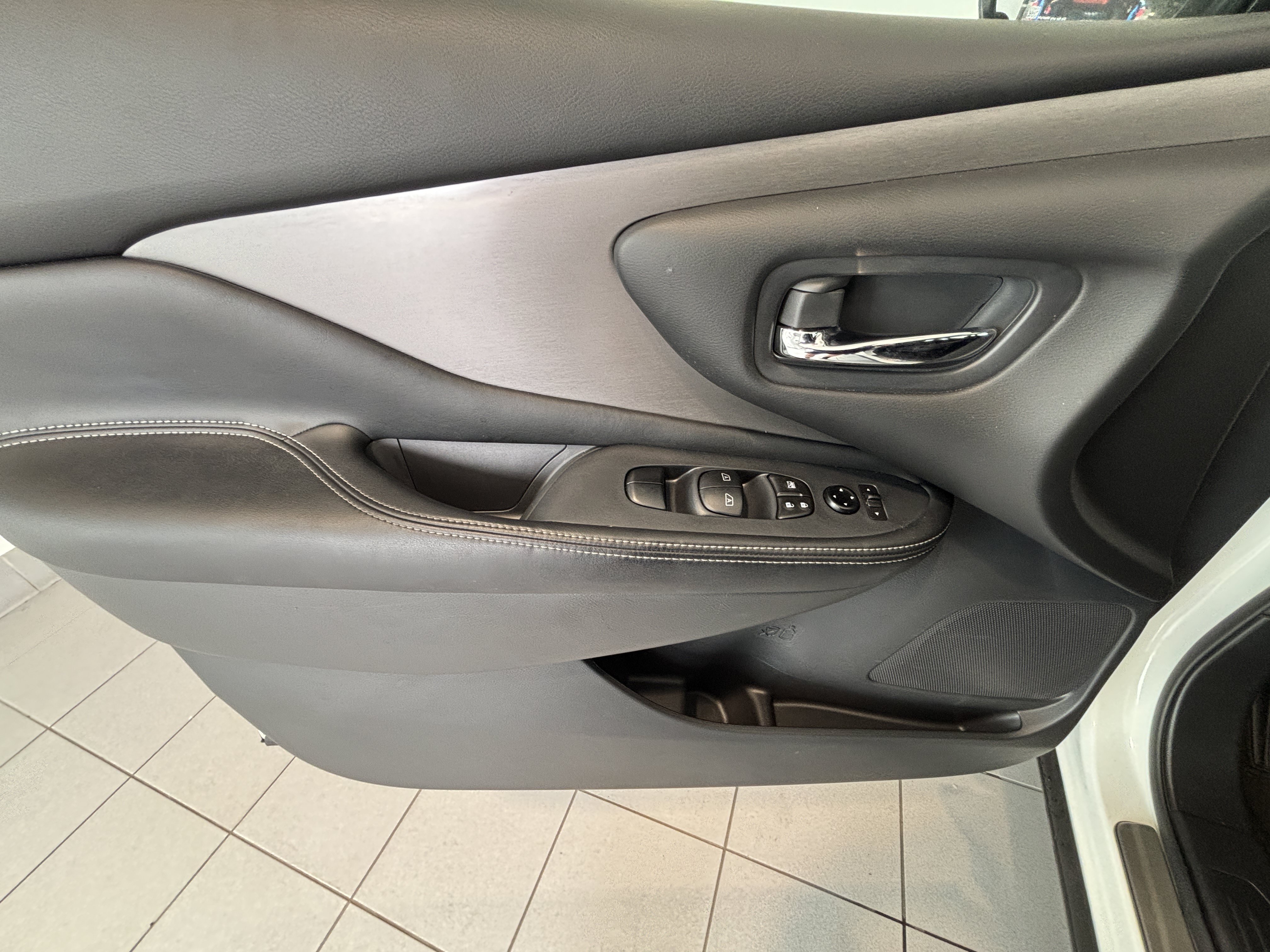 Used 2024 Nissan Murano SV w/ SV Midnight Edition Package AWD/4WD image 9