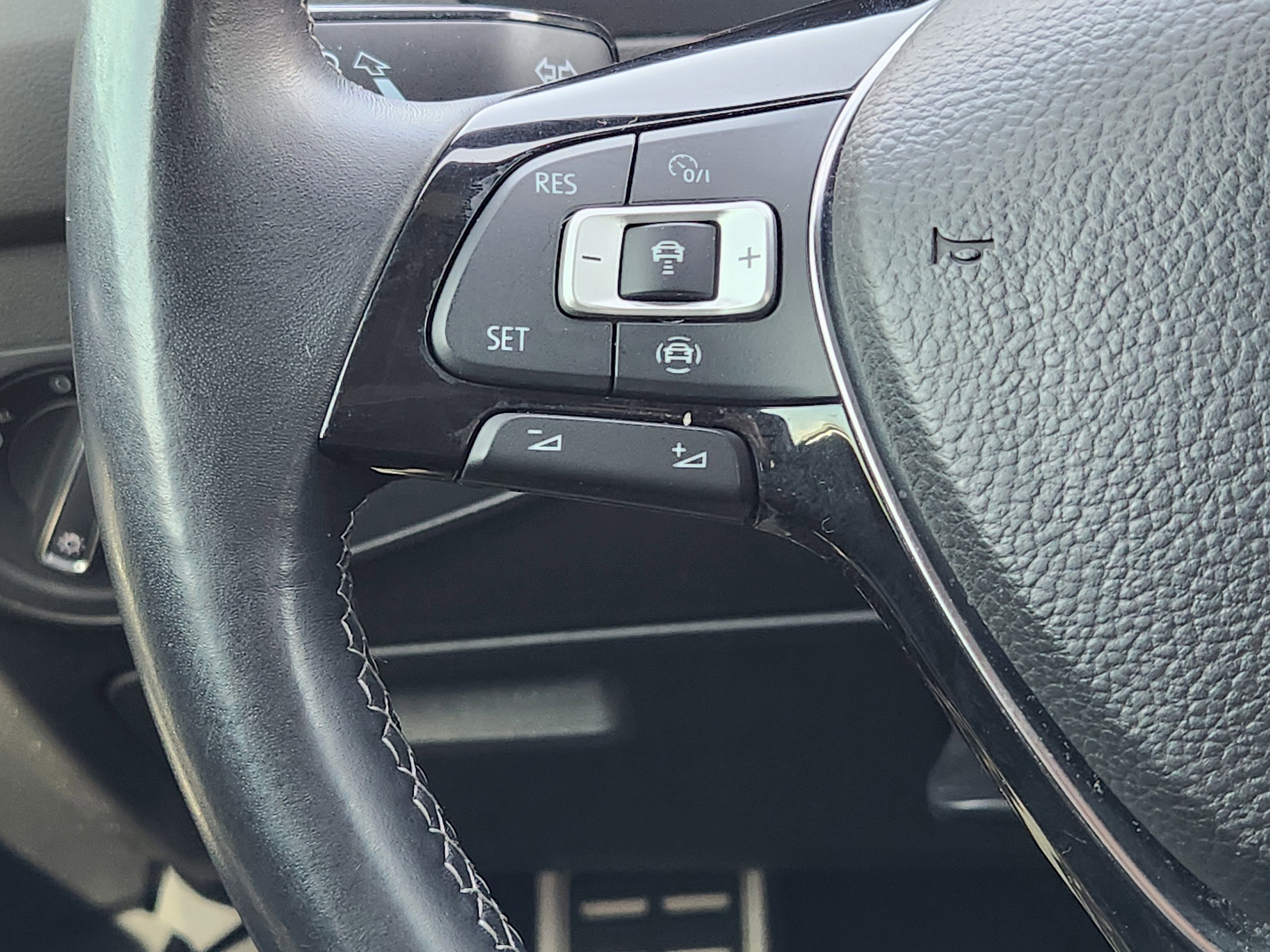 Used 2019 Volkswagen Tiguan SEL Premium image 28