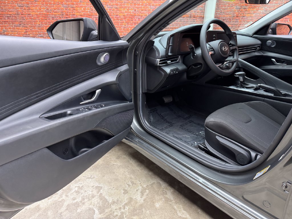 Used 2026 Hyundai Elantra SE FWD image 9