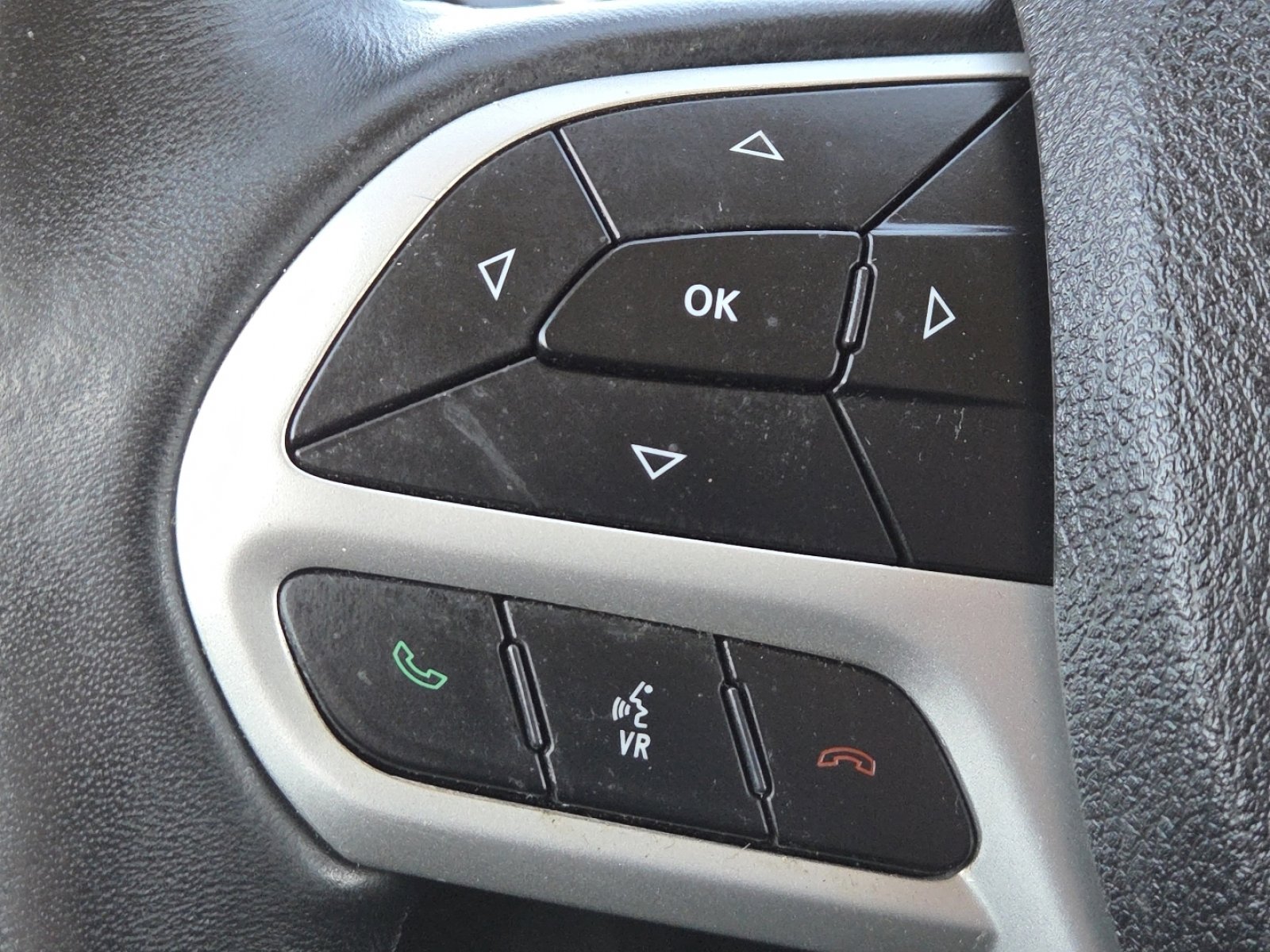 Used 2018 Jeep Cherokee Trailhawk w/ Cold Weather Group image 30