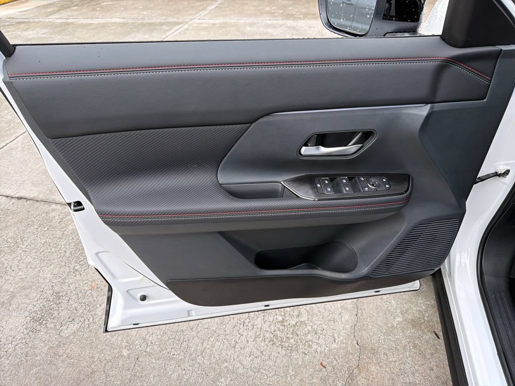 New 2026 Nissan Kicks SR w/ SR Premium Package FWD image 17