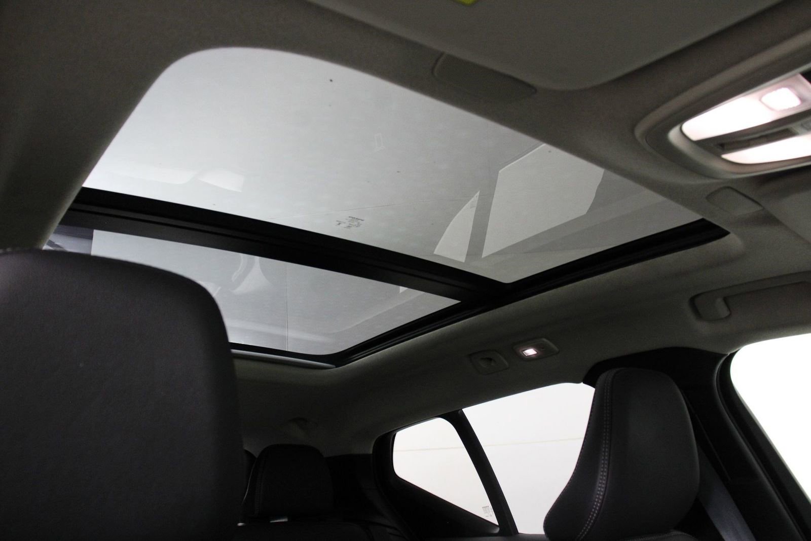 Certified 2025 Volvo XC40 B5 Plus image 23