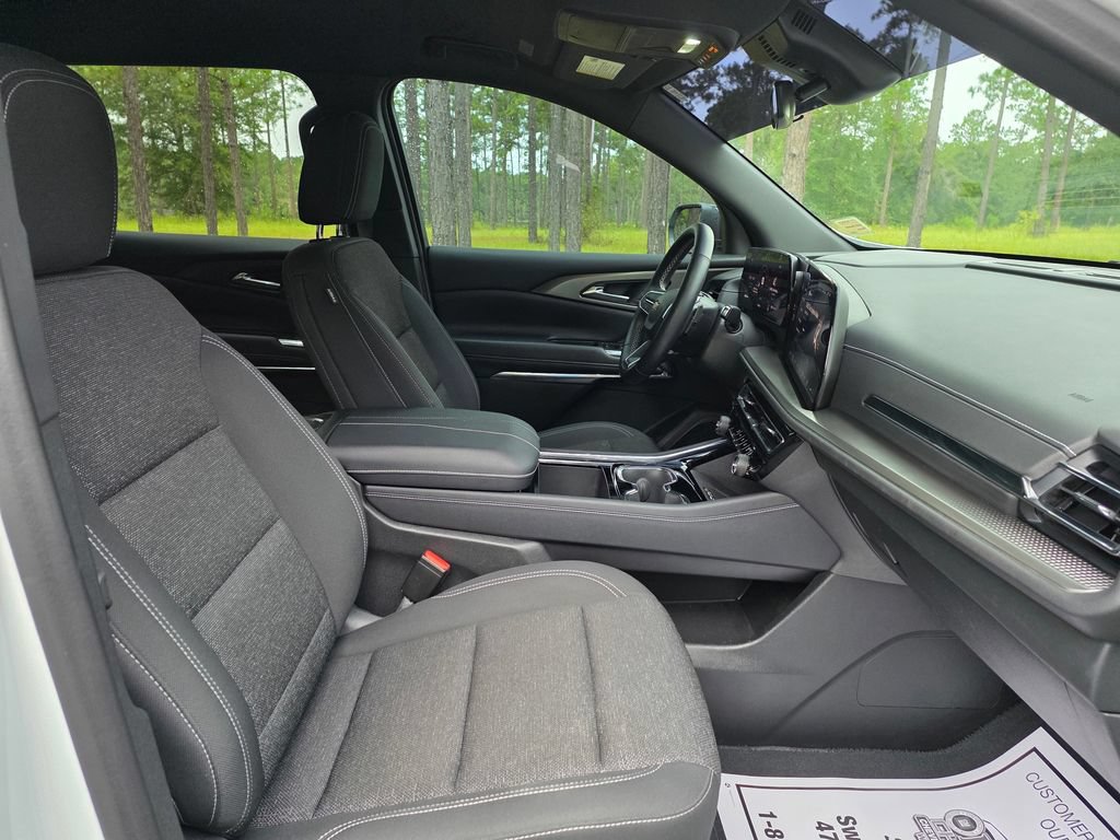 Used 2025 Chevrolet Traverse LT FWD image 24