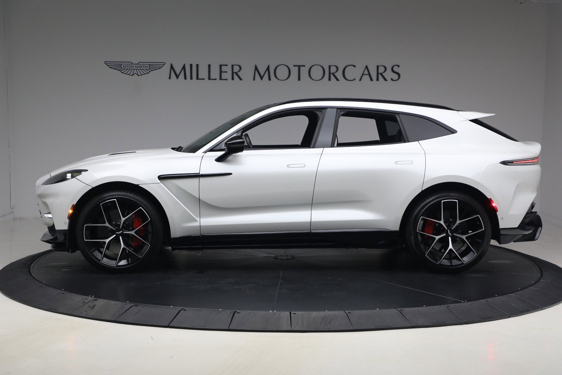 Used 2025 Aston Martin DBX 707 image 3
