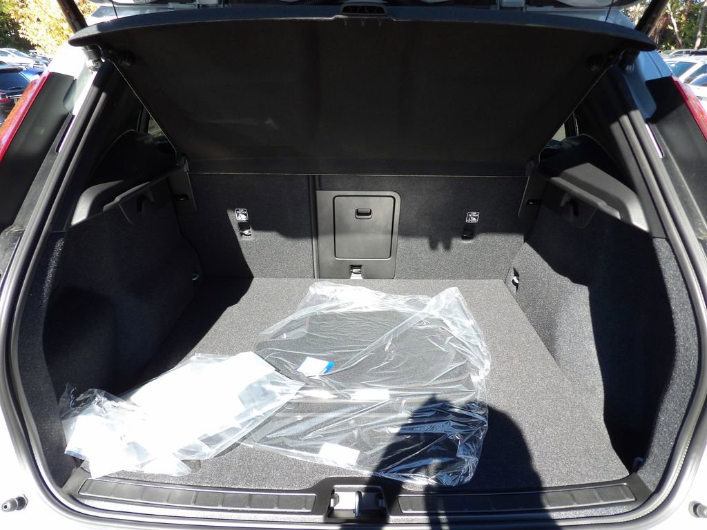 New 2026 Volvo XC40 B4 Core w/ Climate Package image 24