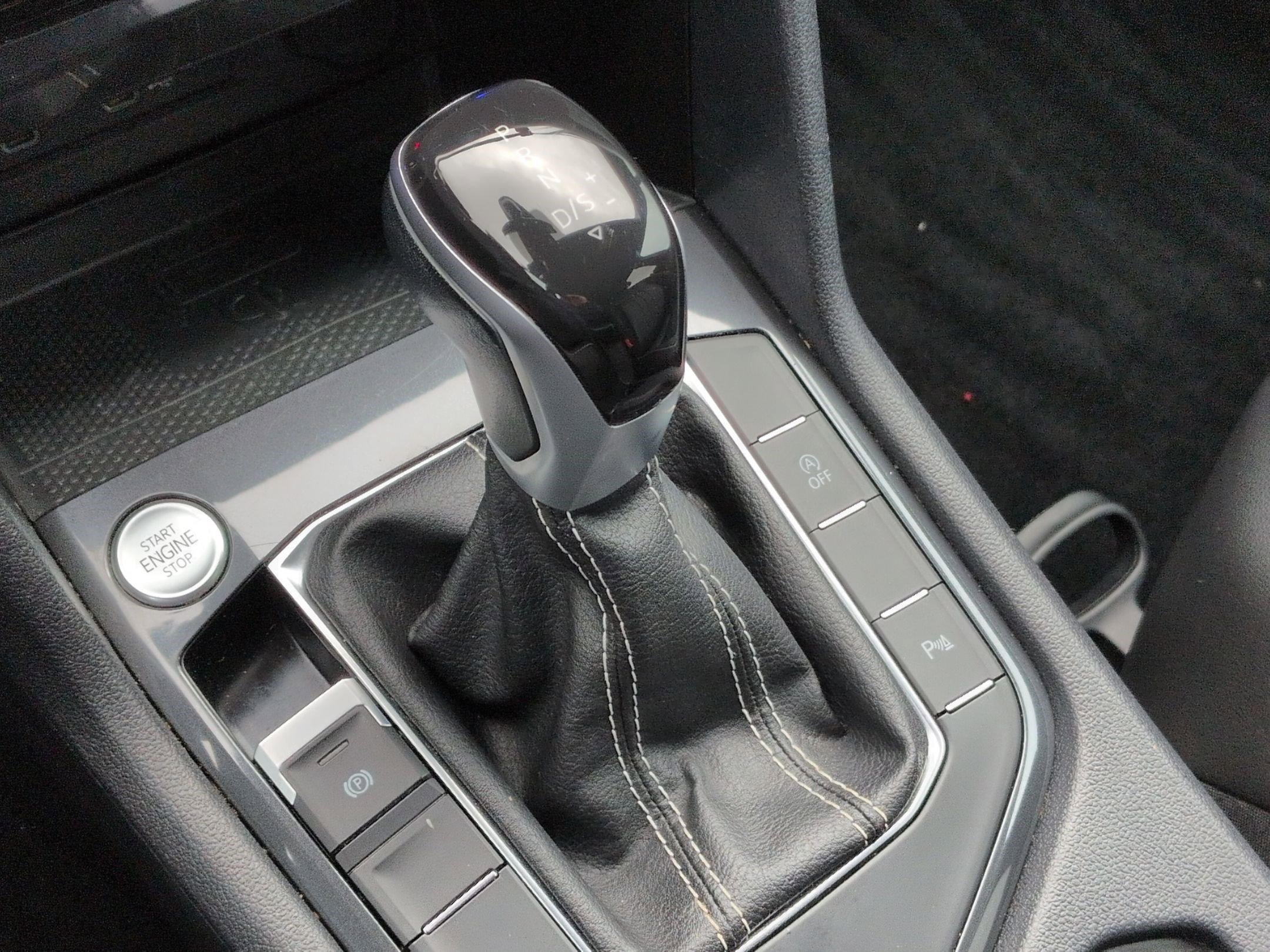 Certified 2022 Volkswagen Tiguan SE R-Line image 28