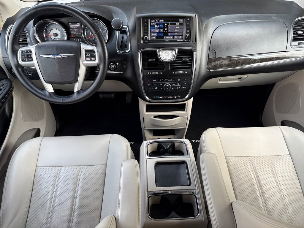 Used 2015 Chrysler Town & Country Touring-L w/ Driver Convenience Group image 11