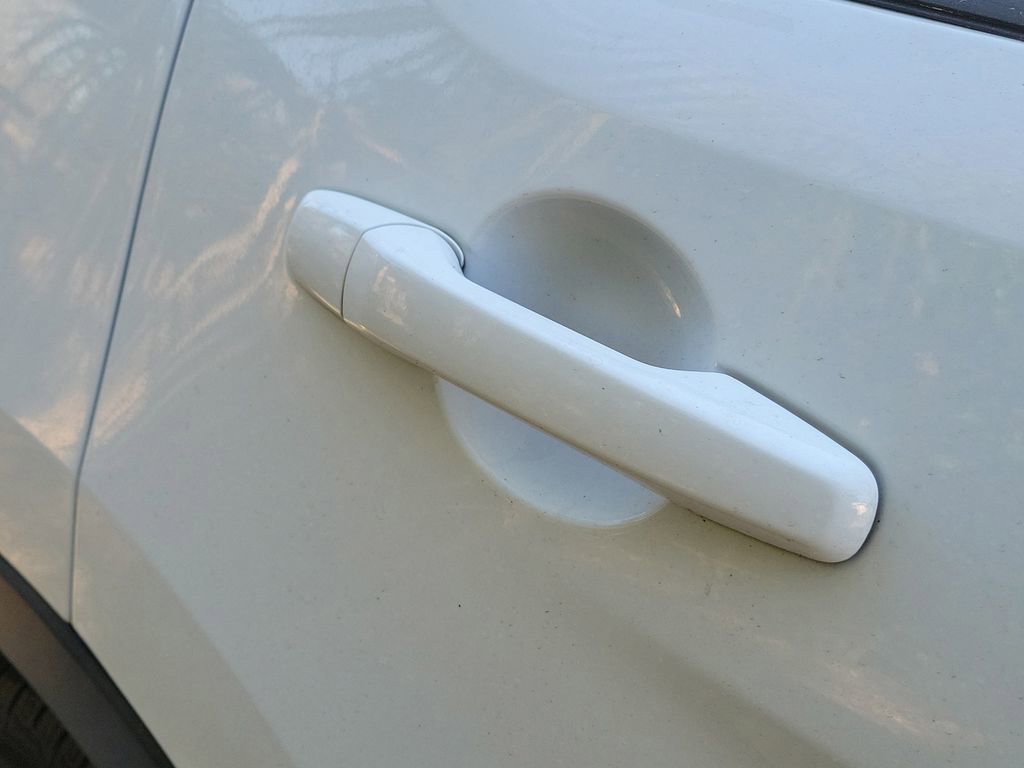 Used 2018 Ford Explorer XLT image 11