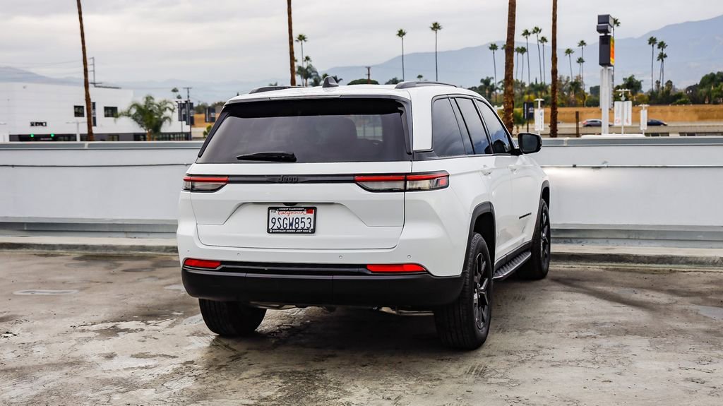 Certified 2025 Jeep Grand Cherokee Altitude image 9