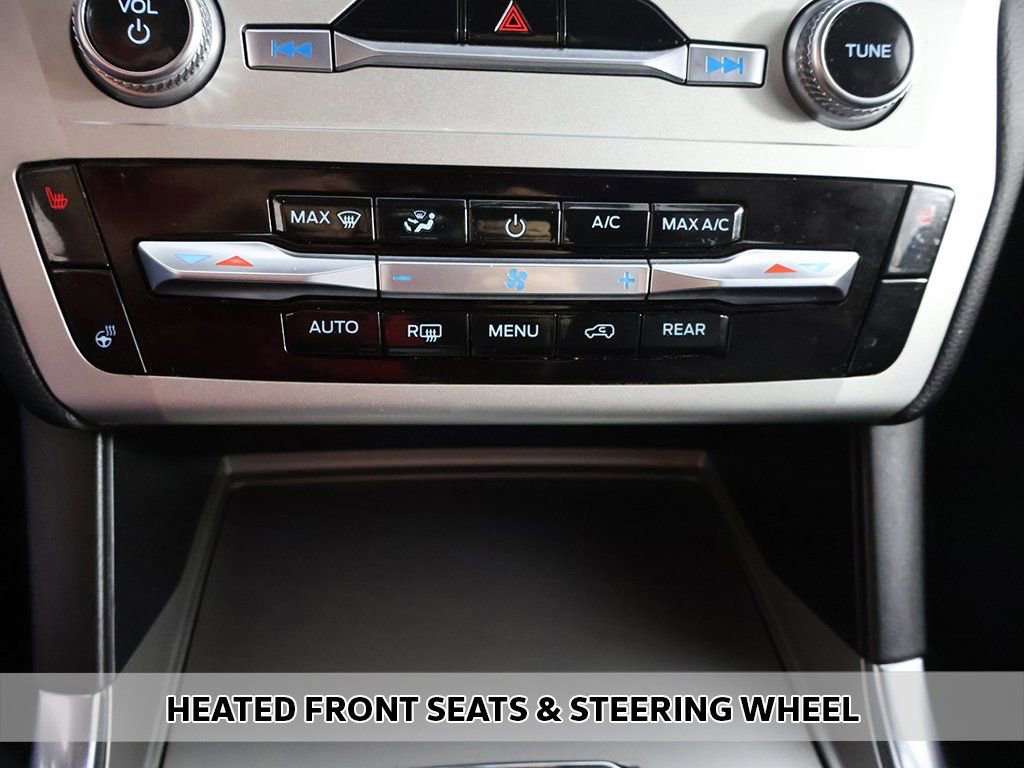 Used 2022 Ford Explorer XLT w/ Equipment Group 202A image 7