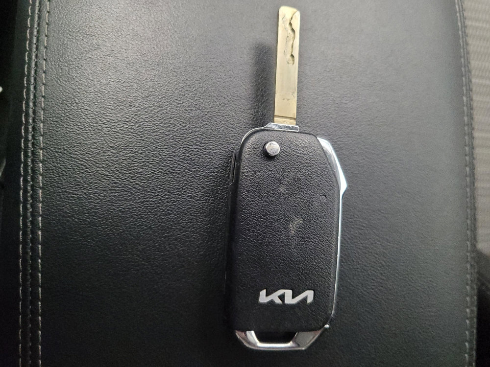 Used 2023 Kia Sorento LX image 32