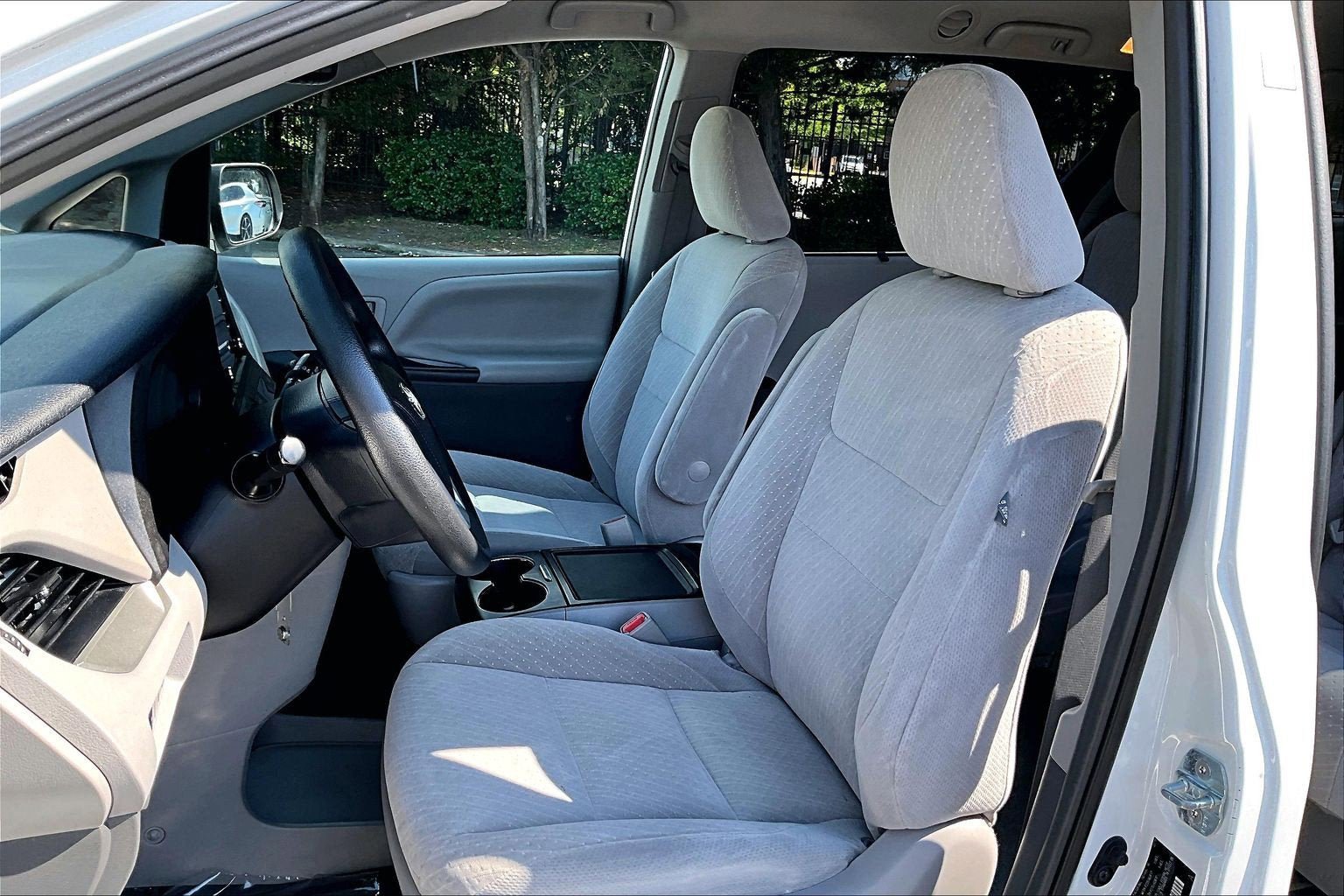 Used 2019 Toyota Sienna LE FWD image 22