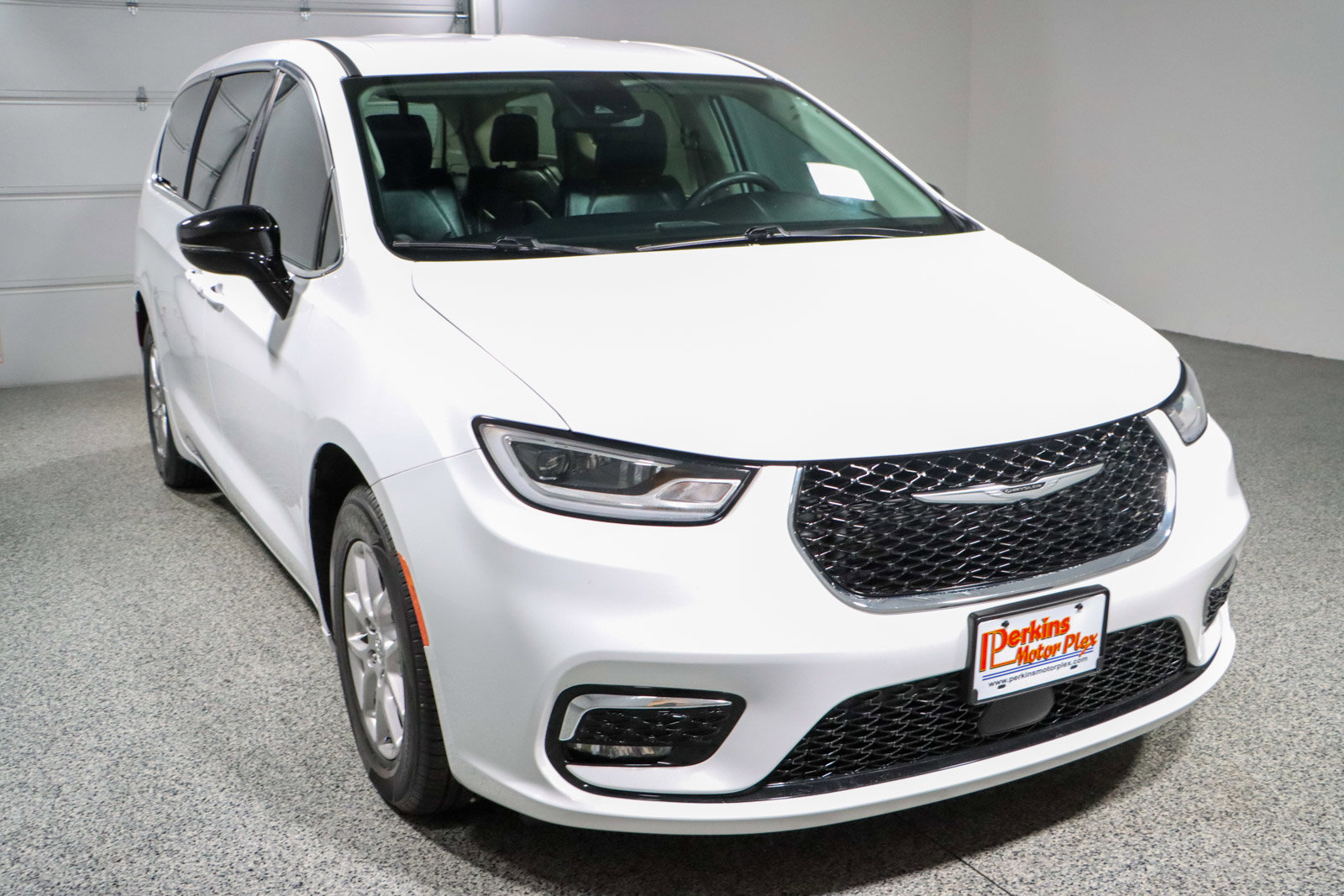 Used 2024 Chrysler Pacifica Touring-L image 5