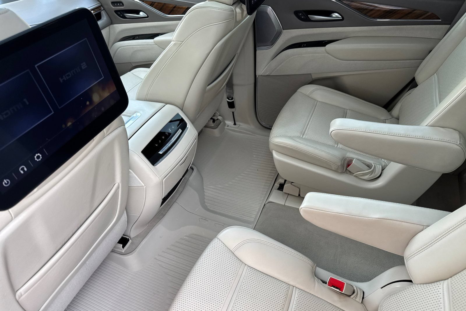 Used 2024 Cadillac Escalade Sport Platinum w/ LPO, ONYX Package AWD/4WD image 13