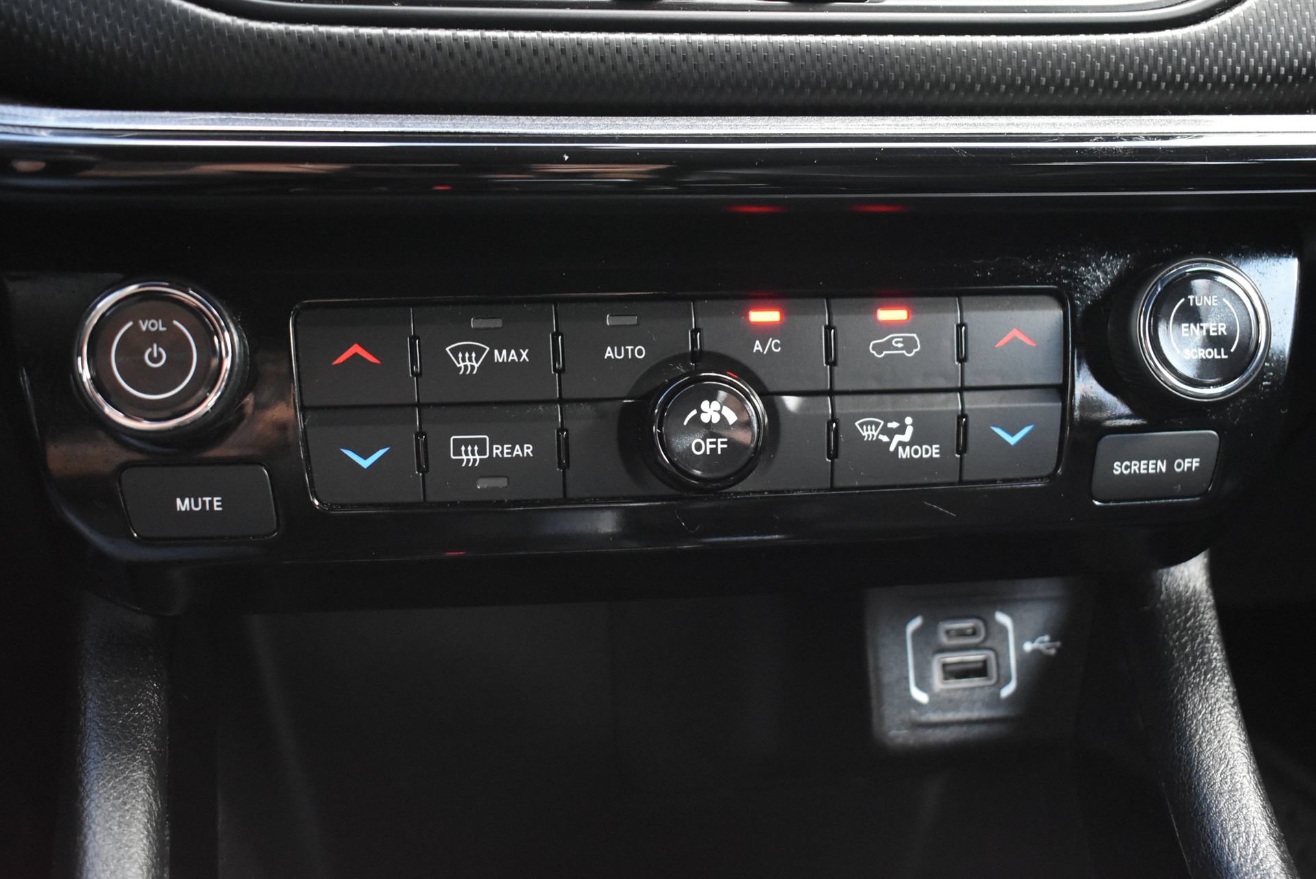 Used 2023 Jeep Compass Latitude w/ Sun and Sound Group AWD/4WD image 29