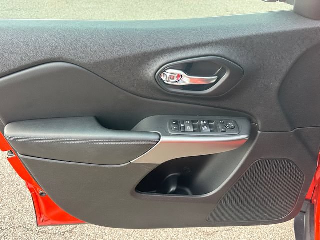 Used 2021 Jeep Cherokee Latitude Plus AWD/4WD image 16