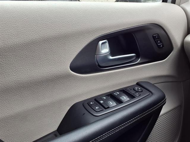Used 2024 Chrysler Pacifica Touring-L FWD image 21