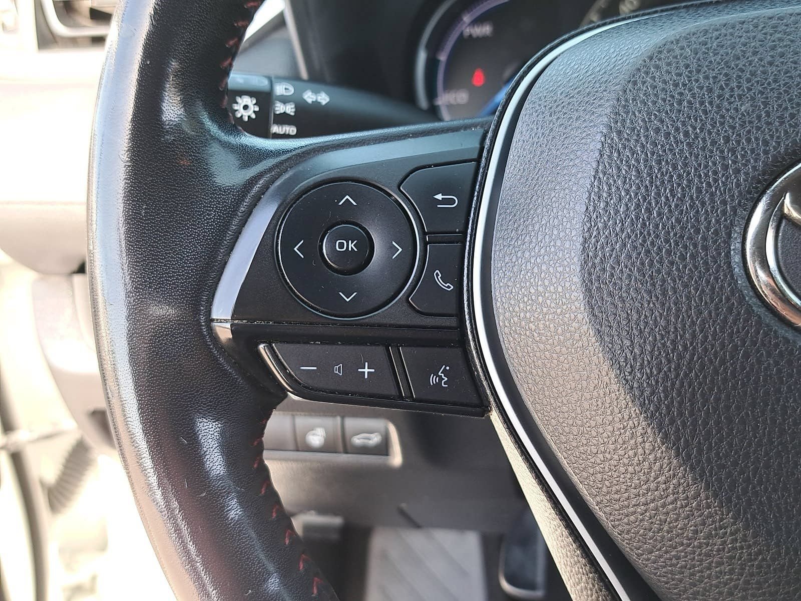 Used 2021 Toyota RAV4 SE w/ Weather & Moonroof Package AWD/4WD image 18
