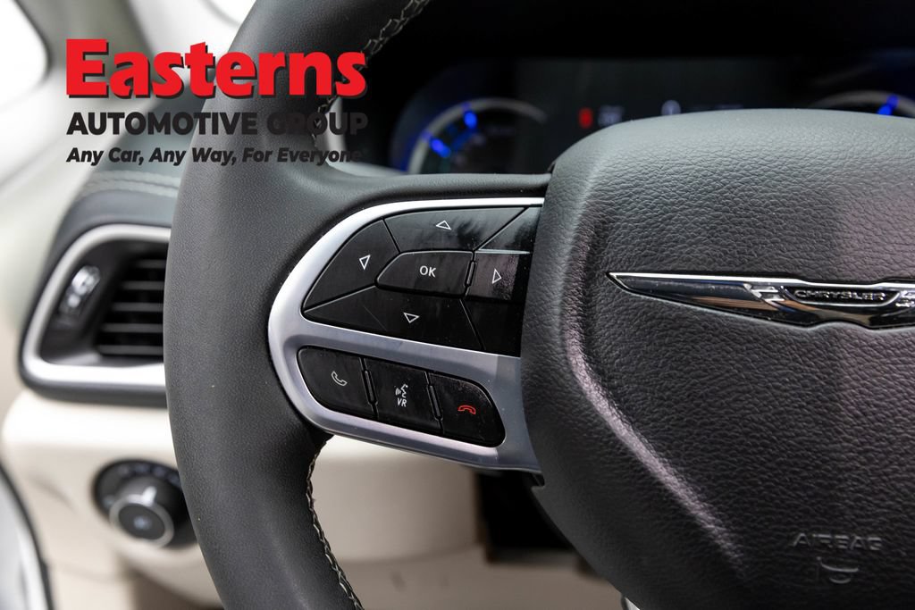 Used 2023 Chrysler Pacifica Touring-L FWD image 15