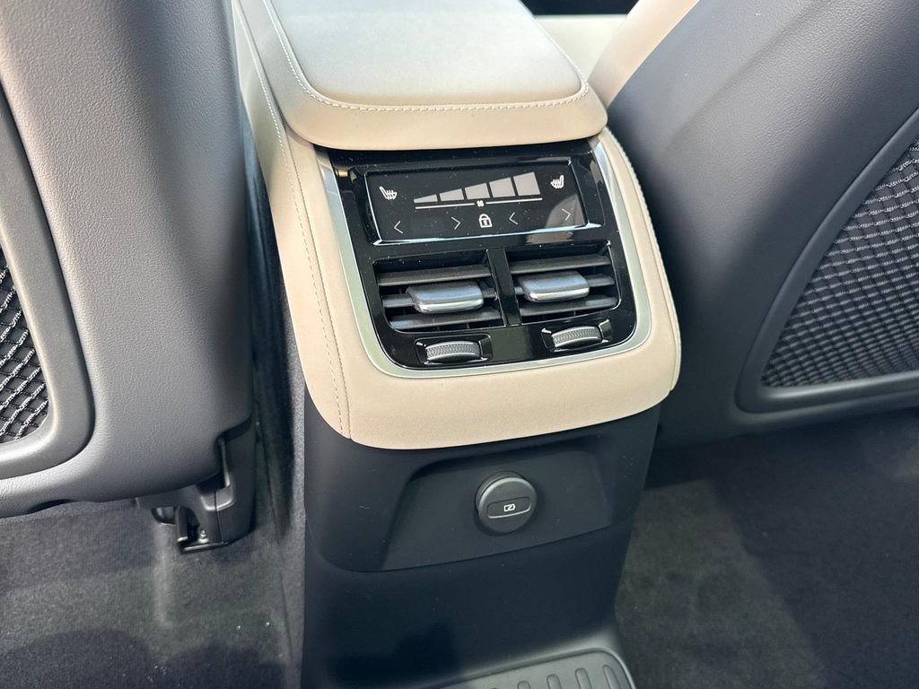 New 2026 Volvo XC90 T8 Plus w/ Protection Package Premier AWD/4WD image 11