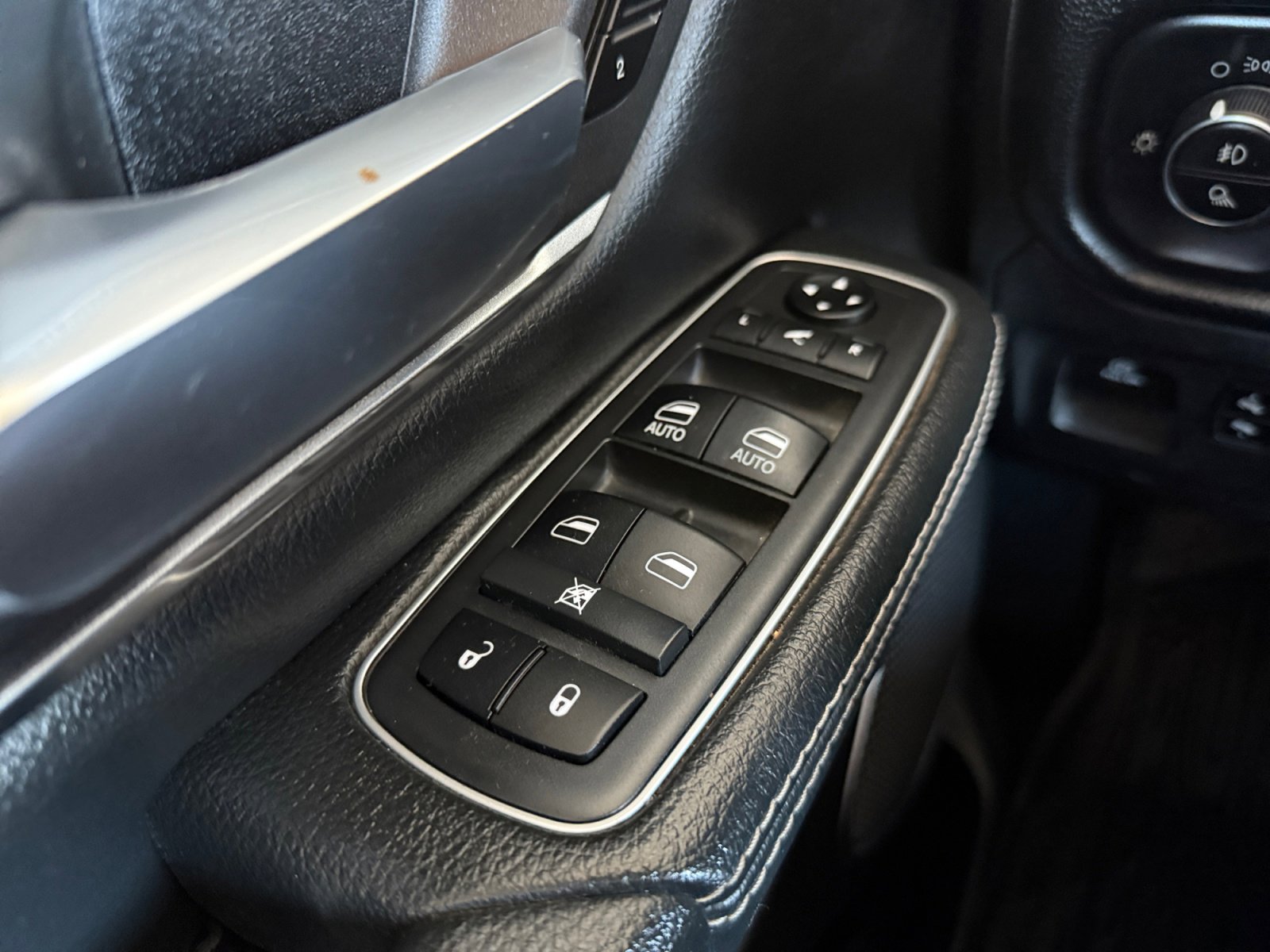 Used 2019 RAM 1500 Laramie RWD image 21
