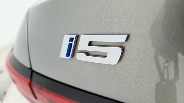 Used 2025 BMW i5 xDrive40 image 17