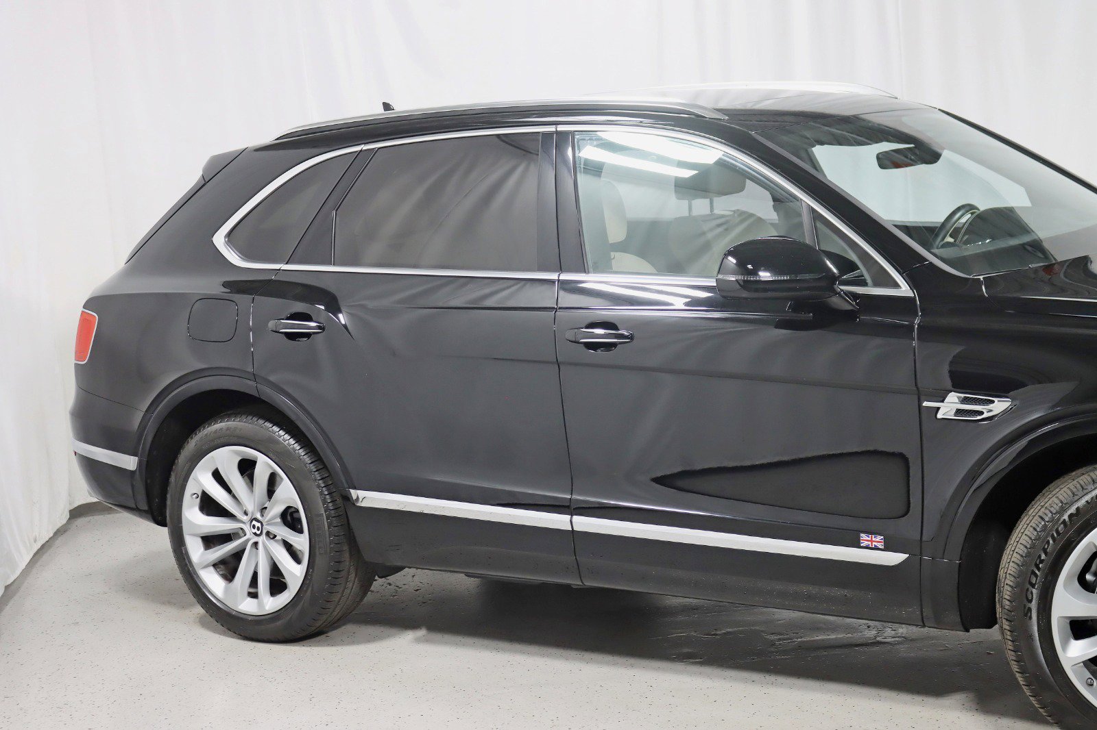 Used 2017 Bentley Bentayga image 3