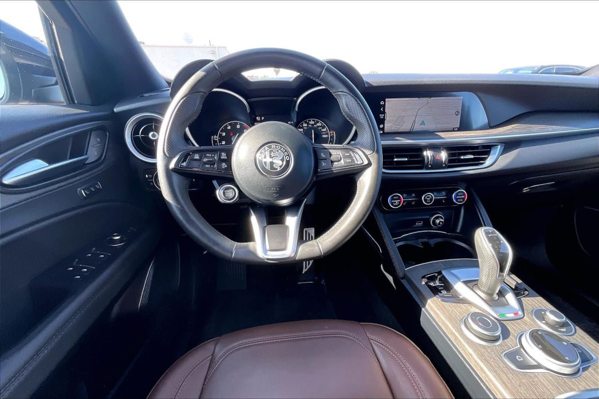 Used 2023 Alfa Romeo Stelvio Ti AWD/4WD image 5