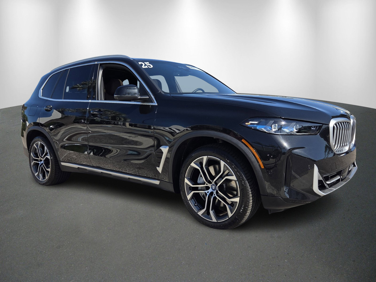 Used 2025 BMW X5 xDrive50e image 2