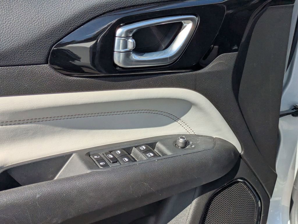 Used 2025 Jeep Compass Limited AWD/4WD image 16