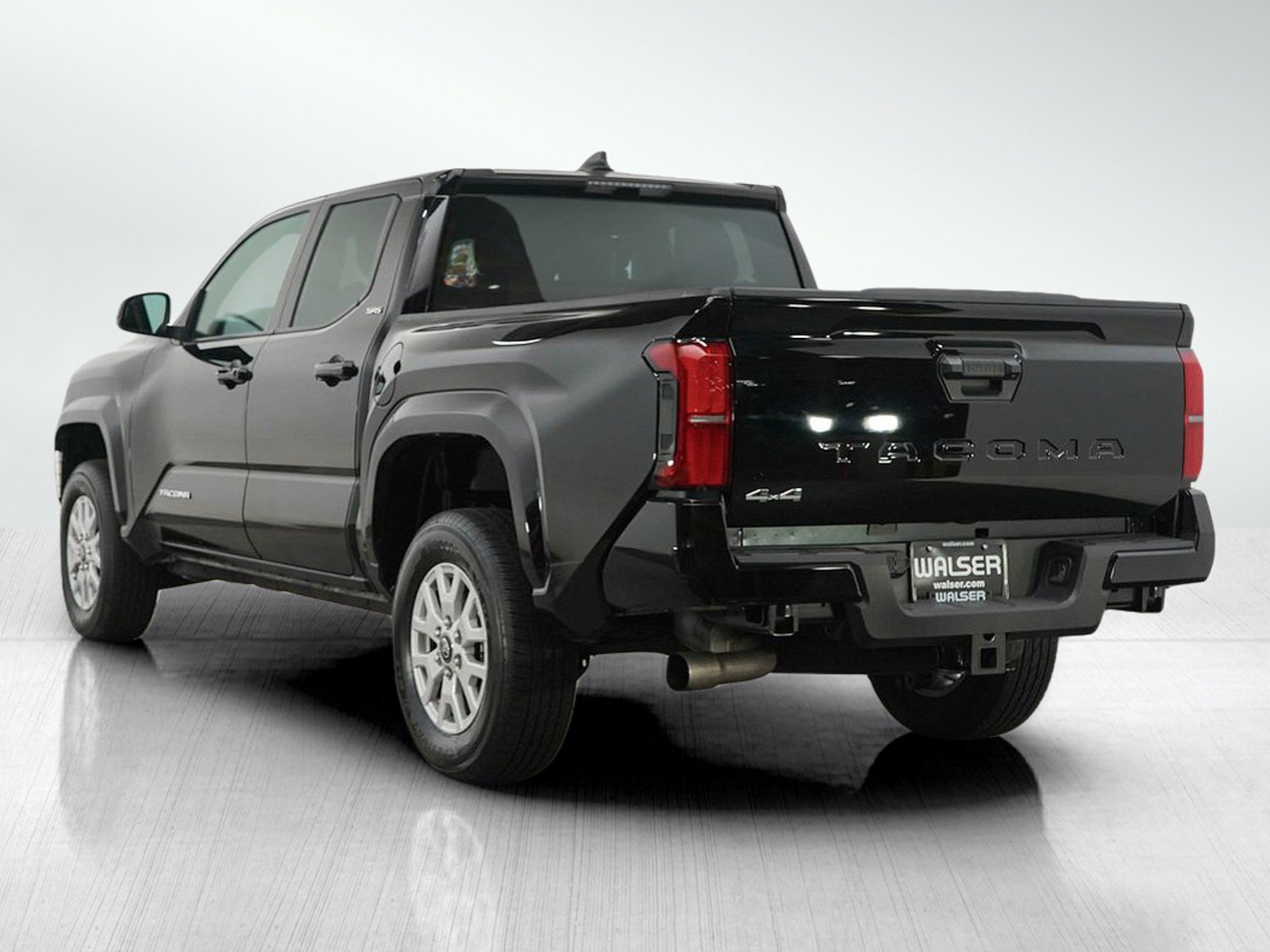 Used 2025 Toyota Tacoma SR5 AWD/4WD image 3