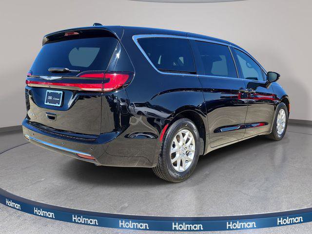 Used 2025 Chrysler Pacifica Select FWD image 6