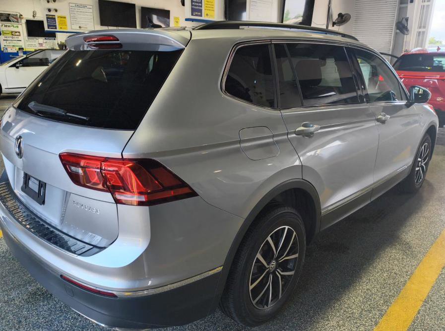 Used 2021 Volkswagen Tiguan SE FWD image 3