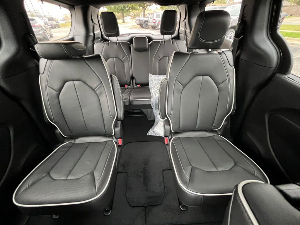 New 2026 Chrysler Pacifica Limited image 5