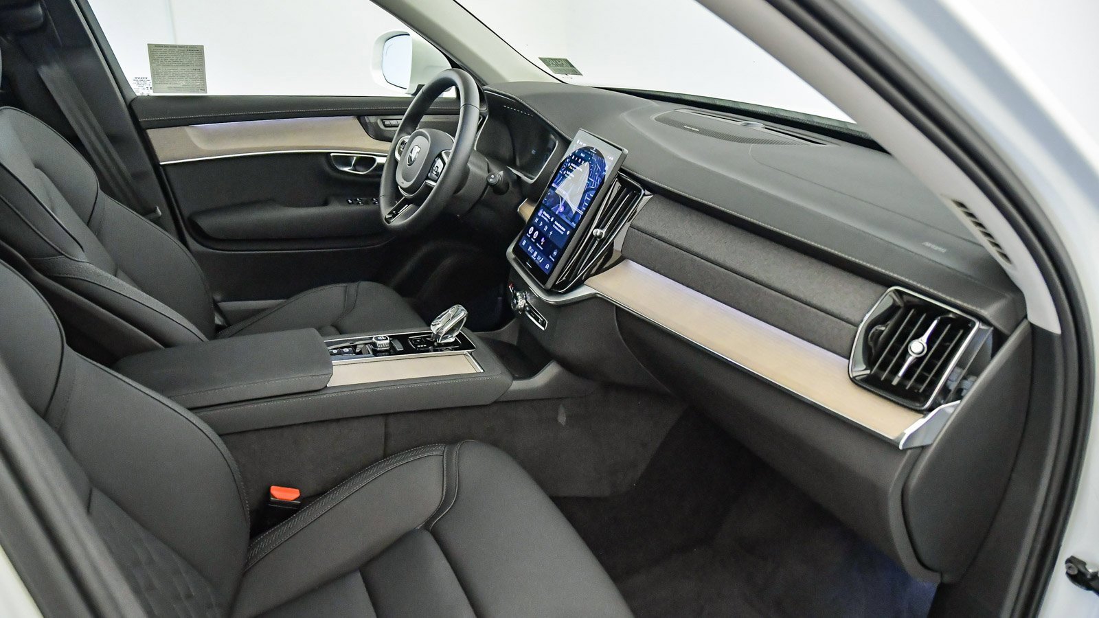 Certified 2025 Volvo XC90 T8 Plus w/ Protection Package Premier image 17