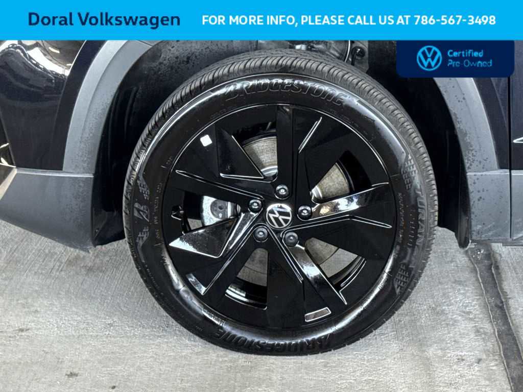 Used 2025 Volkswagen Taos SE FWD image 11