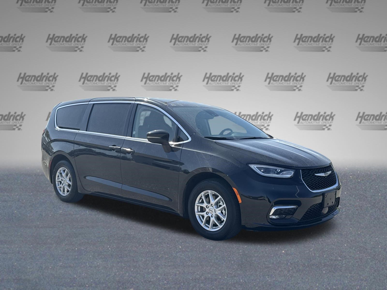 Used 2023 Chrysler Pacifica Touring-L FWD image 2