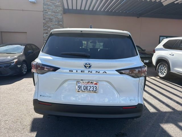 Used 2025 Toyota Sienna XLE image 9
