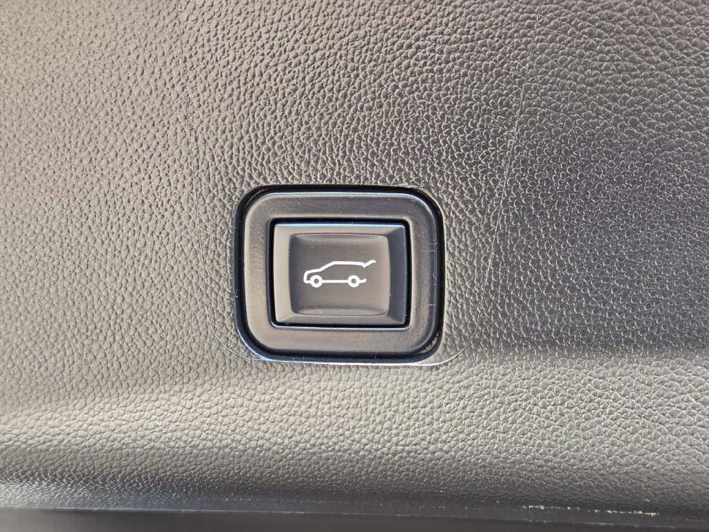 Used 2023 Chevrolet Traverse High Country FWD image 48