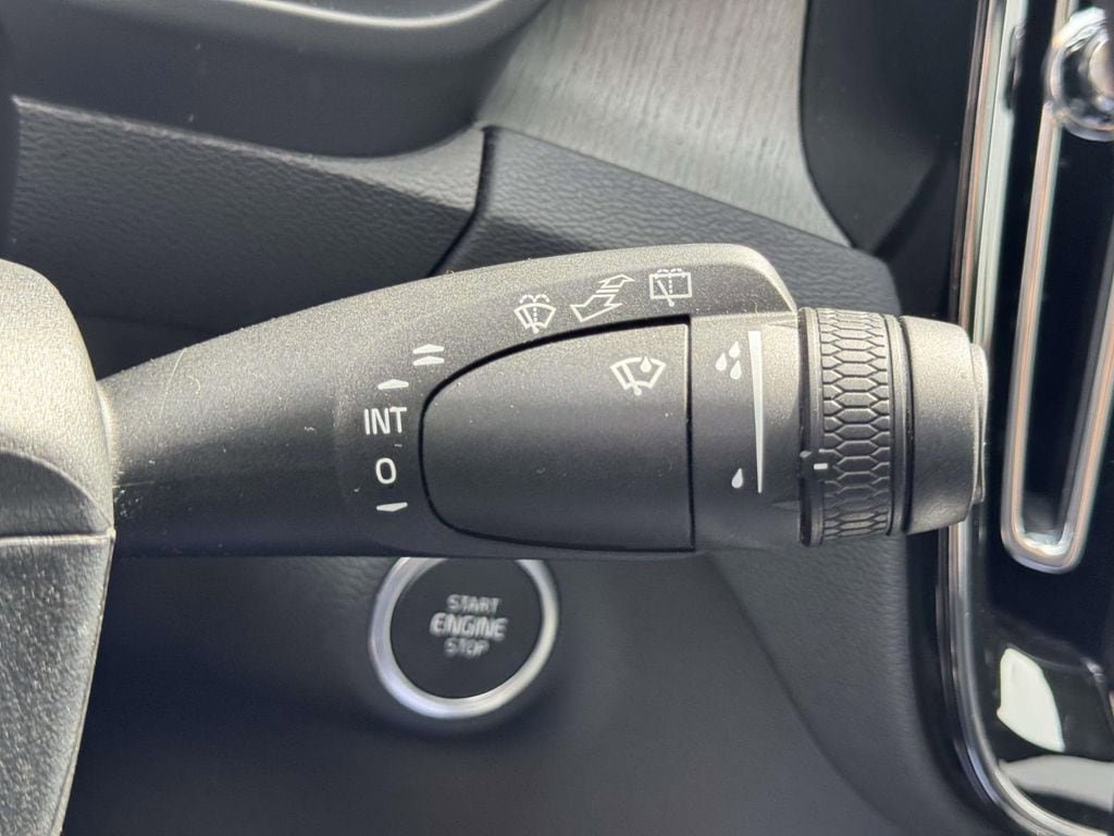 Certified 2025 Volvo XC40 B5 Plus AWD/4WD image 25